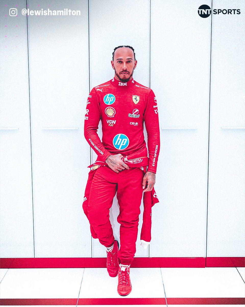 TNTSportsBR's tweet image. ALERTA DE FOTO HISTÓRICA 🚨🚨🚨 A PRIMEIRA VEZ DE HAMILTON COM O MACACÃO DA FERRARI 🐎🇮🇹 Vamos falar a verdade… Caiu bem demais nele esse vermelho!!