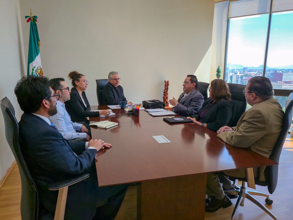 TFCA_mx's tweet photo. El Magistrado Presidente @Luis_diazdeleon se reunió con Miguel Osorio Mota, Secretario General de @Suntbanobras_of; Adrián López Delgadillo, Secretario General de @SUNTNAFIN; Eduardo Gómez Rivas, Secretario General de @suntsohife; y Erika Reyes, representante del @Sinudet https://t.co/Er00bM6kJq