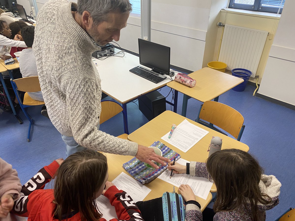 ClgFerry's tweet photo. Accueil des CM2 #mellac #quimperle @acrennes activité scientifique pour les élèves et brainstorming Philosophique https://t.co/CbyjH1eScH