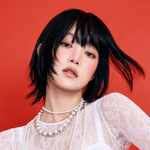 "HER" by MINNIE debuts at #3 on the Worldwide iTunes Album Chart.