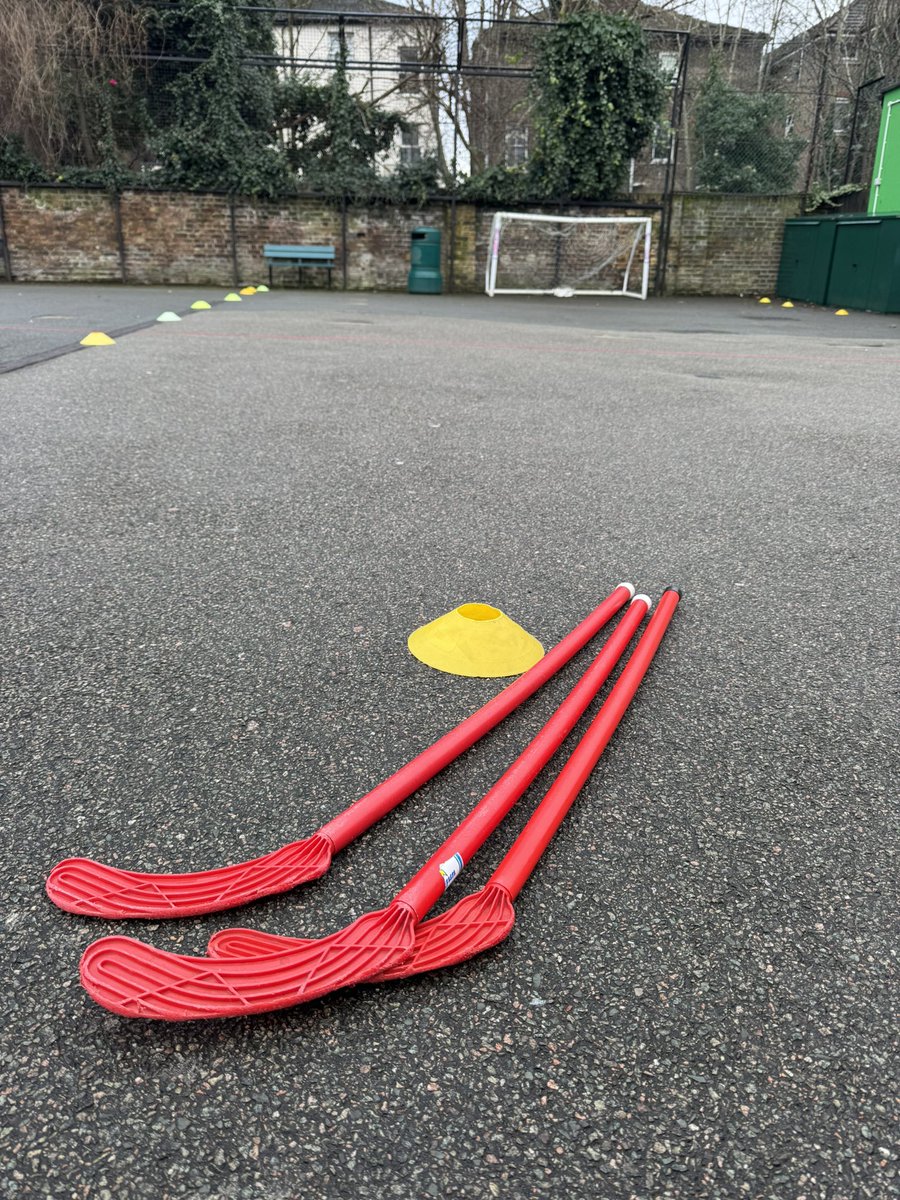 TopmarkSports's tweet image. 🏑 🥅 Hockey term at @SavioursRc !

This half-term our KS2 students are working on Hockey!

Despite the cold hands, the children have loved working individually and as part of a team so far!

#TOPMARK | #HOCKEY | #PHYSICALEDUCATION