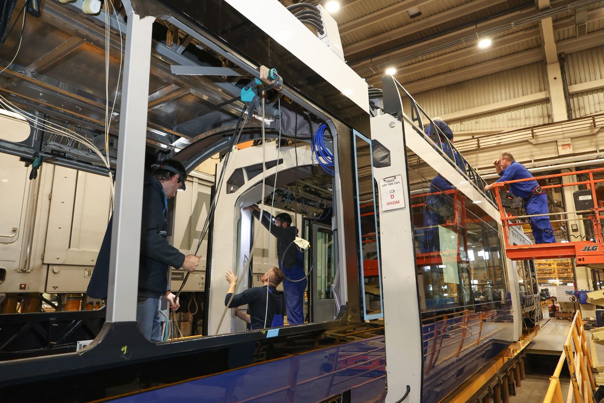 Prvi od 10 novih osječkih niskopodnih tramvaja u završnoj je fazi izrade i u Osijek stiže već u ožujku. Bit će to prvi niskopodni tramvaj na osječkim ulicama, ali i prvi novi tramvaj u posljednjih 40-ak godina 🔗osijek.hr/proizvodnja-pr…