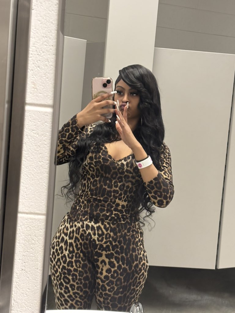 therealraven10's tweet photo. #fineshii https://t.co/xYxouUMS5o