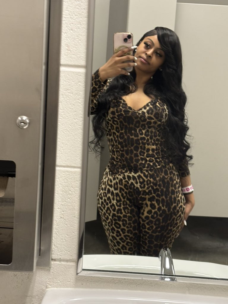 therealraven10's tweet photo. #fineshii https://t.co/xYxouUMS5o