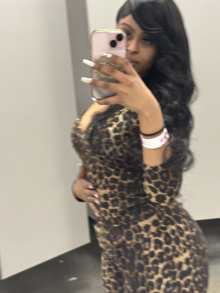 therealraven10's tweet photo. #fineshii https://t.co/xYxouUMS5o