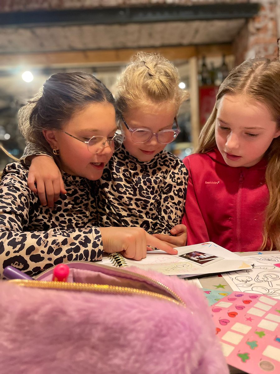 Vroem, vroem, er komt 'n rode Ferrari 🏎️🌬️voorrijden bij de school van Djoliena, 't begin van haar Droomdag. Het wordt 'n dag vol leuke activiteiten. Lieve Djoliena, we hopen dat je van jouw Droomdag hebt genoten.🩷⁣
Dankjewel lieve Droomgidsen, fotografen en alle sponsoren!