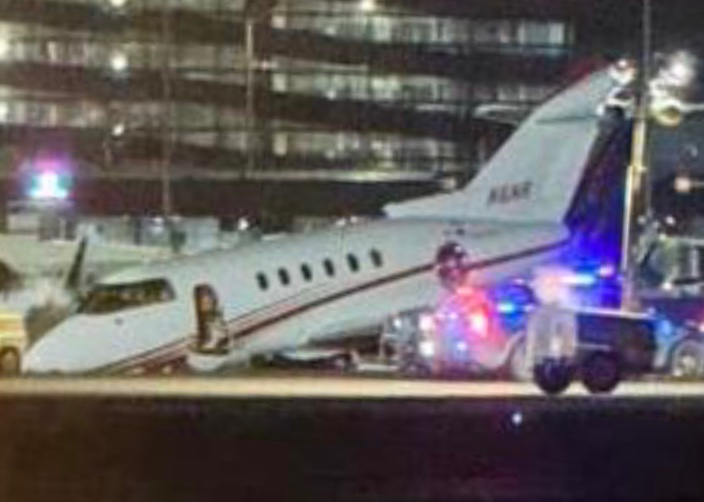 No injuries N6NR Hawker 800XP Ft Laud-Flying Cloud .. diverted KMSP last night .. Bose gear wouldn’t extend .. 2 crew .. 4 passengers safe nose gear retracted landing 👍