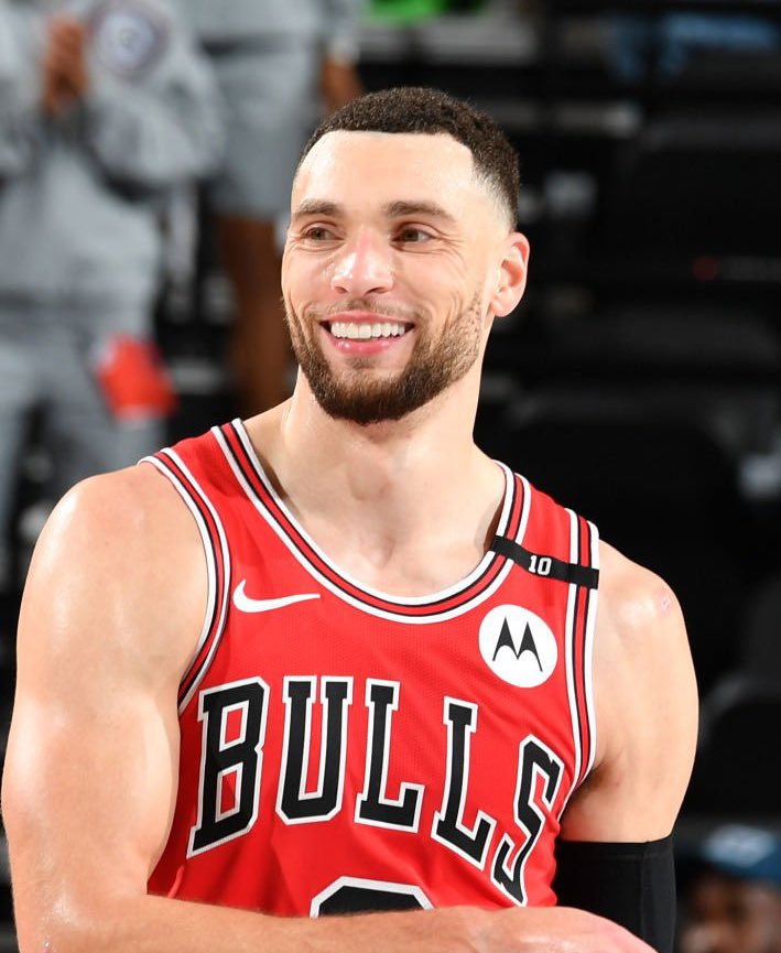 TheDunkCentral's tweet photo. After being labeled a negative asset all of last year, Zach LaVine is averaging 24.0 PPG, 4.8 RPG, and 4.5 APG while shooting a career-high 51.4% from the field and a career-high 45% from three on 7 attempts per game this season

Pure hooper 🔥 https://t.co/CTesQIxHgM