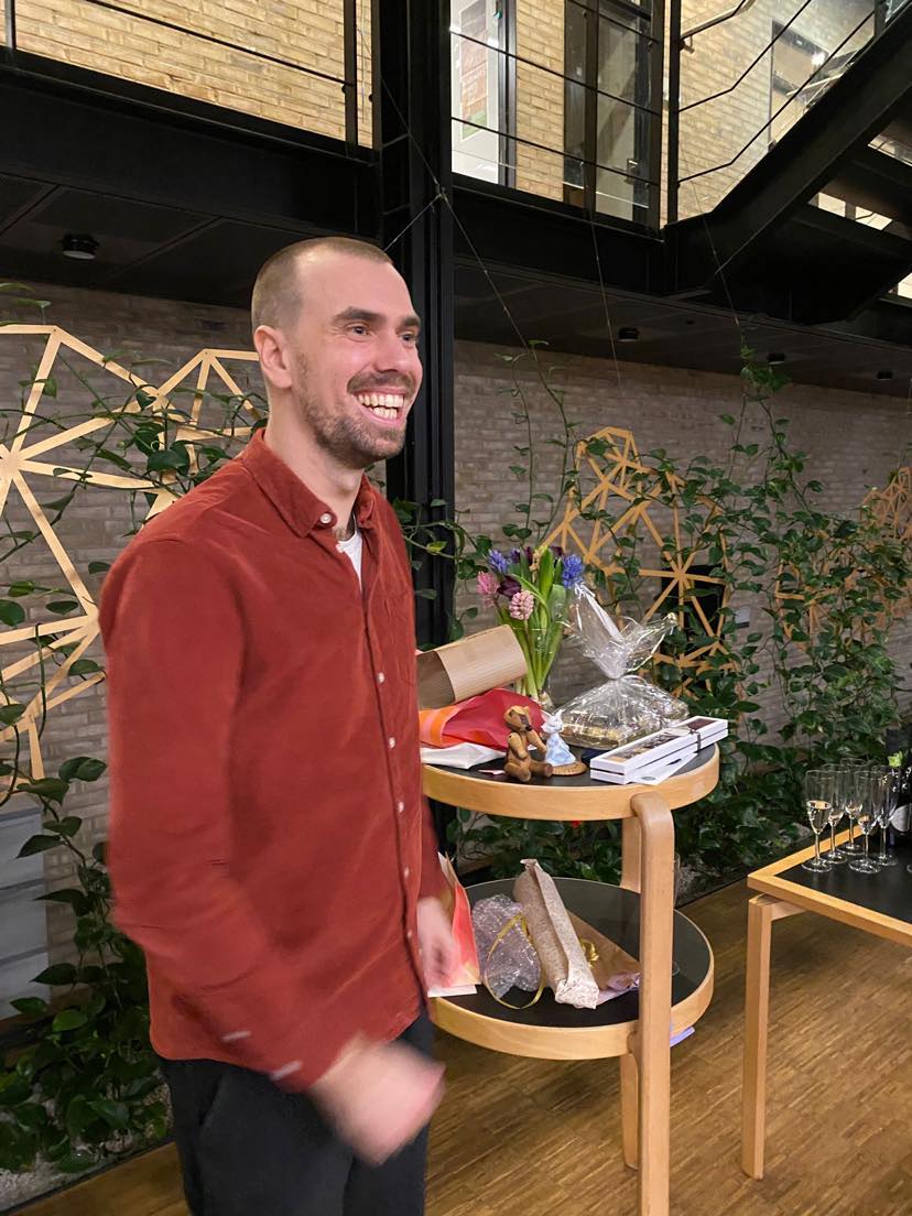 This is how happy you are when you've successfully defended your Ph.D. thesis!
Lots of people to thank of course, not least my supervisors <a href="/klausslar/">Klaus S. Larsen</a> @JenniNorden and Hanna Silvennoinen. This would not have been possible without you!
Now onwards!