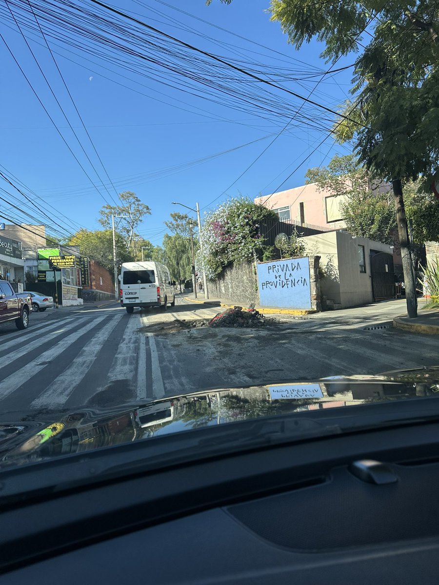 diego_dlt's tweet photo. Así dejan las calles cuando “arreglan” según ustedes en Av. San Jerónimo casi llegando a la bandera. ¡NO HAY UNA CALLE BIEN HECHA! 
Sin ningún señalamiento y hecho con las patas. Pero están buenos para sus foto multas, deberíamos multarlos los ciudadanos! @LaSEMOVI #CDMX https://t.co/sjyycMLAWp
