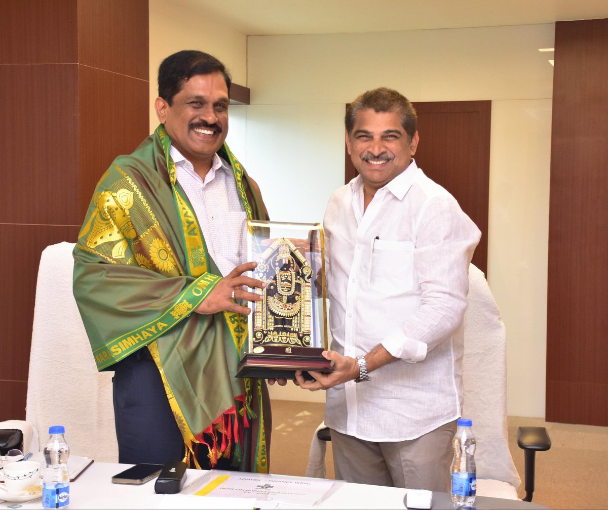 JSPSrinivasarao's tweet photo. మంగళగిరి ఆటోనగర్ లోని #APMSIDC కార్యాలయం నందు వైద్య ఆరోగ్య మరియు కుటుంబ సంక్షేమ శాఖ ప్రత్యేక ప్రధాన కార్యదర్శి ఎం.టి. కృష్ణబాబు గారి అధ్యక్షతన నిర్వహించిన సమీక్ష సమావేశంలో పాల్గొనడం జరిగింది.
@ArogyaAndhra https://t.co/aJaScLiobb
