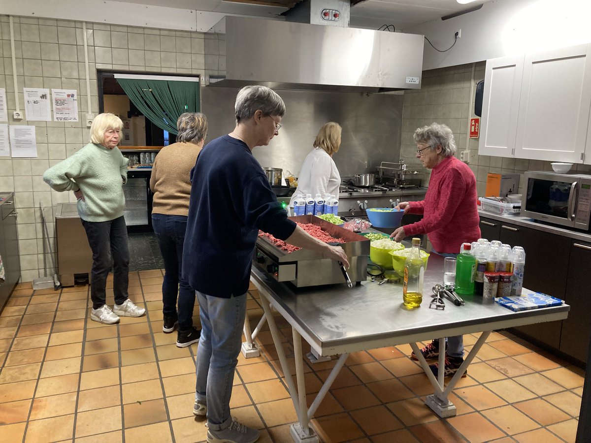 De vrijwillige toppers zijn hard aan het werk om vanavond weer ruim 50 (!!) buurtmaaltijden te serveren, in Buurthuis Hornmeer #hornmeer
