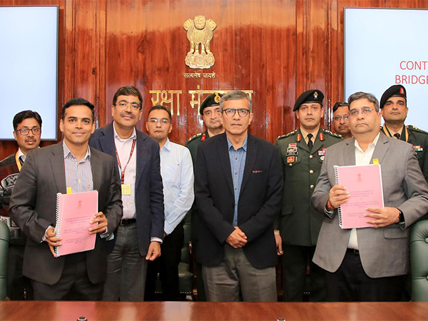ani_digital's tweet photo. Defence Ministry inks Rs 1,561 crore contract with Heavy Vehicles Factory for Army
Read @ANI Story | https://t.co/gJ7UmtioMI
#DefenceMinistry #Army #HeavyVehiclesFactory https://t.co/1U8jS4M2Yv