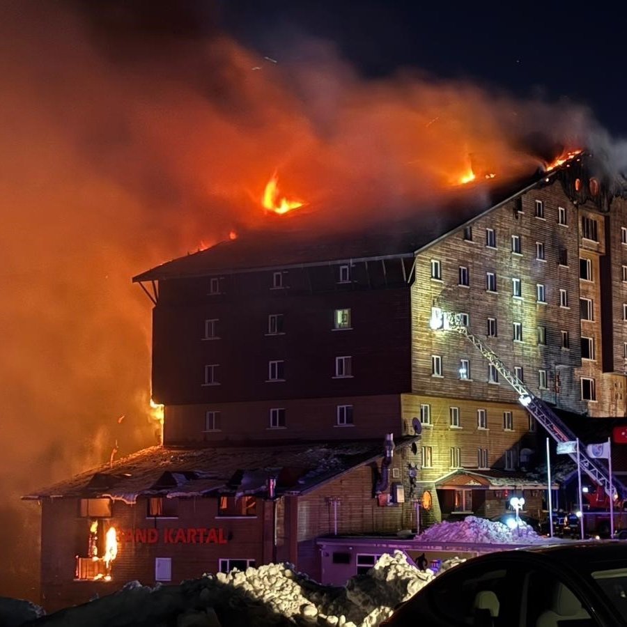 Koca depremler yaşayan Japonya'da bir kişi bile ölmezken 
Bizim ülkemizde ölmek an meselesi 
Başımız sağolsun 
#bolukartalkaya 
#Bolu