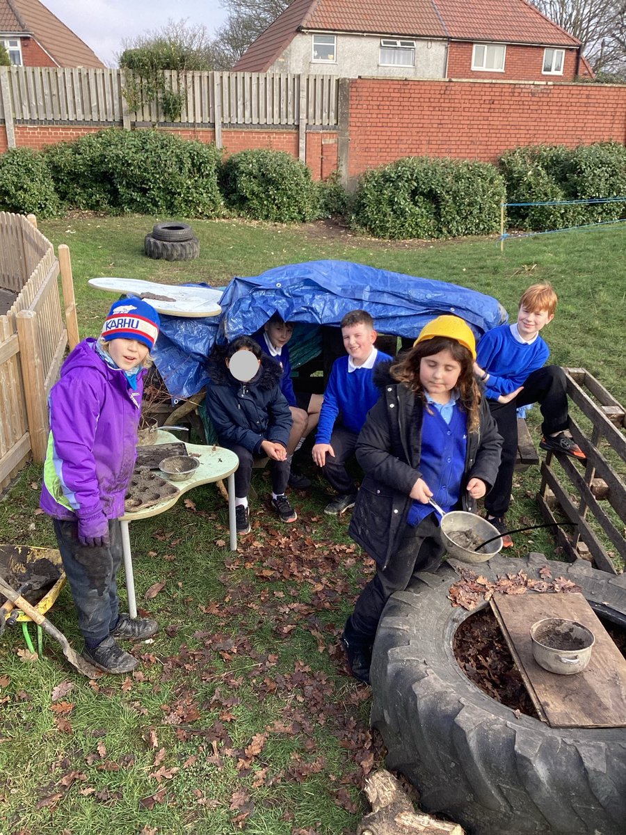 MinervaCLF's tweet photo. Year 5 enjoyed some real life inspiration for Writing today. We had to build shelters to relate to our narrative writing (inspired by the book “treasure hunters”). We will also use this experience to begin our next objective around instructional writing. 

@Cabotfederation https://t.co/sLTNcZps7Z