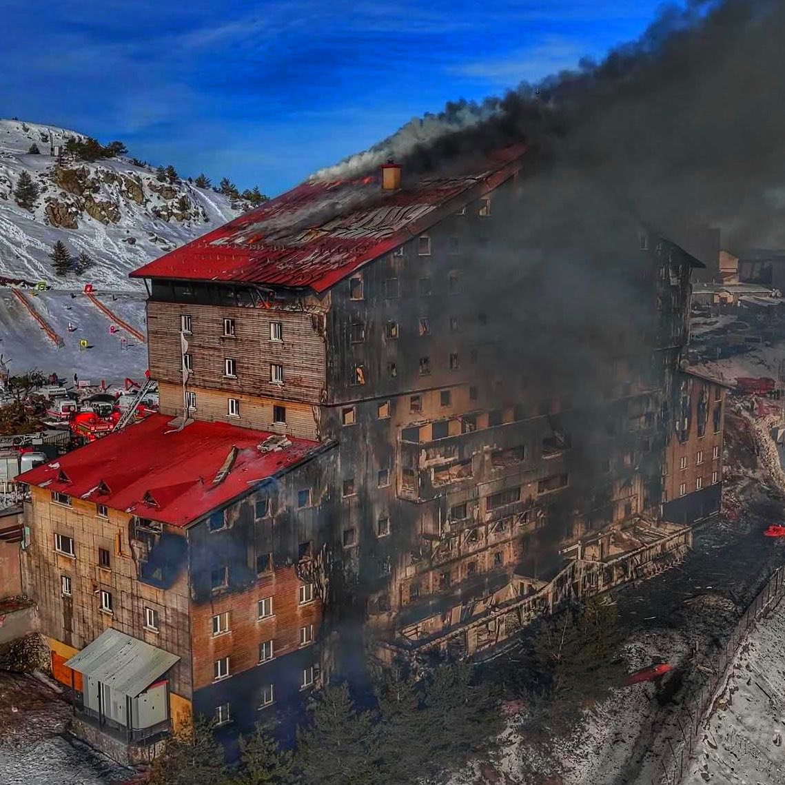 66 can kaybettik konuşulan sadece yok belediye denetlemeli tok turizm bakanı bakmadı yok itfaiye onayladı falan filan. Herkes topu sağa sola atıyor. Biz miyiz sorumlu? biz miyiz yetkili? biz miyiz suçlu?