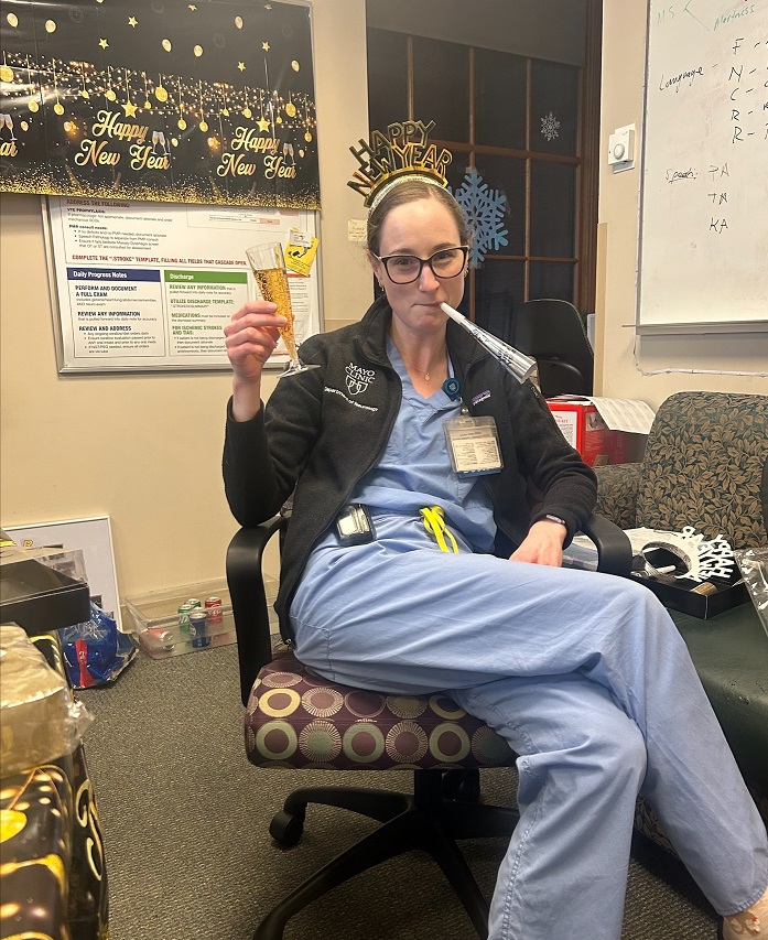 mayoneurores's tweet photo. Ringing in the New Year with a little sparkle and a lot of brainpower! Dr. @JessicaWhite (PGY4), Dr. Sterk (PGY3), Dr. Rael (PGY2), Dr. Emma Wetmore (PGY1) and the rest of overnight team celebrating New Years Eve with some sparkling cider #MayoNeuroResidency https://t.co/hN0PVnHC3X