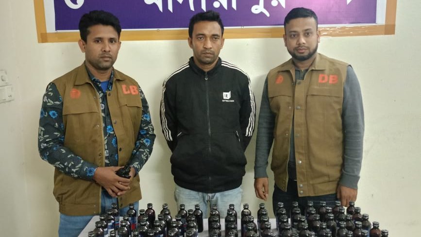 মাদারীপুর মাদক ব্যবসায়ী চক্রের সদস্যের কাছ থেকে ১১০ বোতল ফেন্সিডিল উদ্ধার