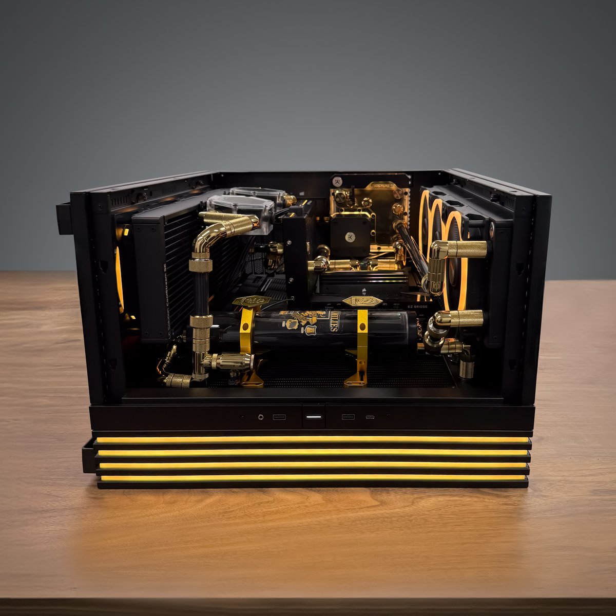 bequietFR's tweet photo. C'est une offre que vous ne pouvez pas refuser ! 🤌
Un incroyable mod par @bigobuilds avec notre Light Base 900 FX, inspiré par 'Le Parrain' de Francis Ford Coppola.
Quelle est votre réplique préférée de ce film emblématique ? 🎬
#LeParrain #LightBase900 #LightWings #PCBuild https://t.co/PyuECM1VZr