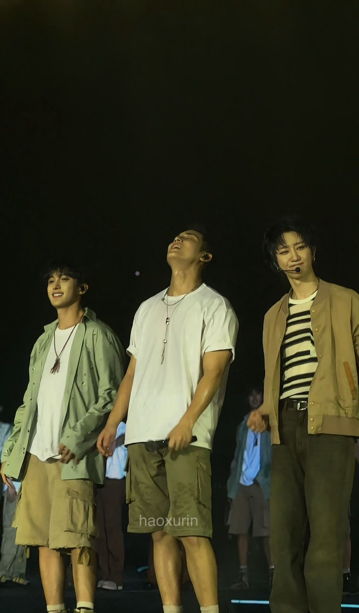 mingghoe's tweet photo. i genuinely love this 97z picture so much, like dokyeom’s expression is 😏 gyu’s is 😩 and minghao just gives off that 🤨 energy https://t.co/TFOn9rEhtM