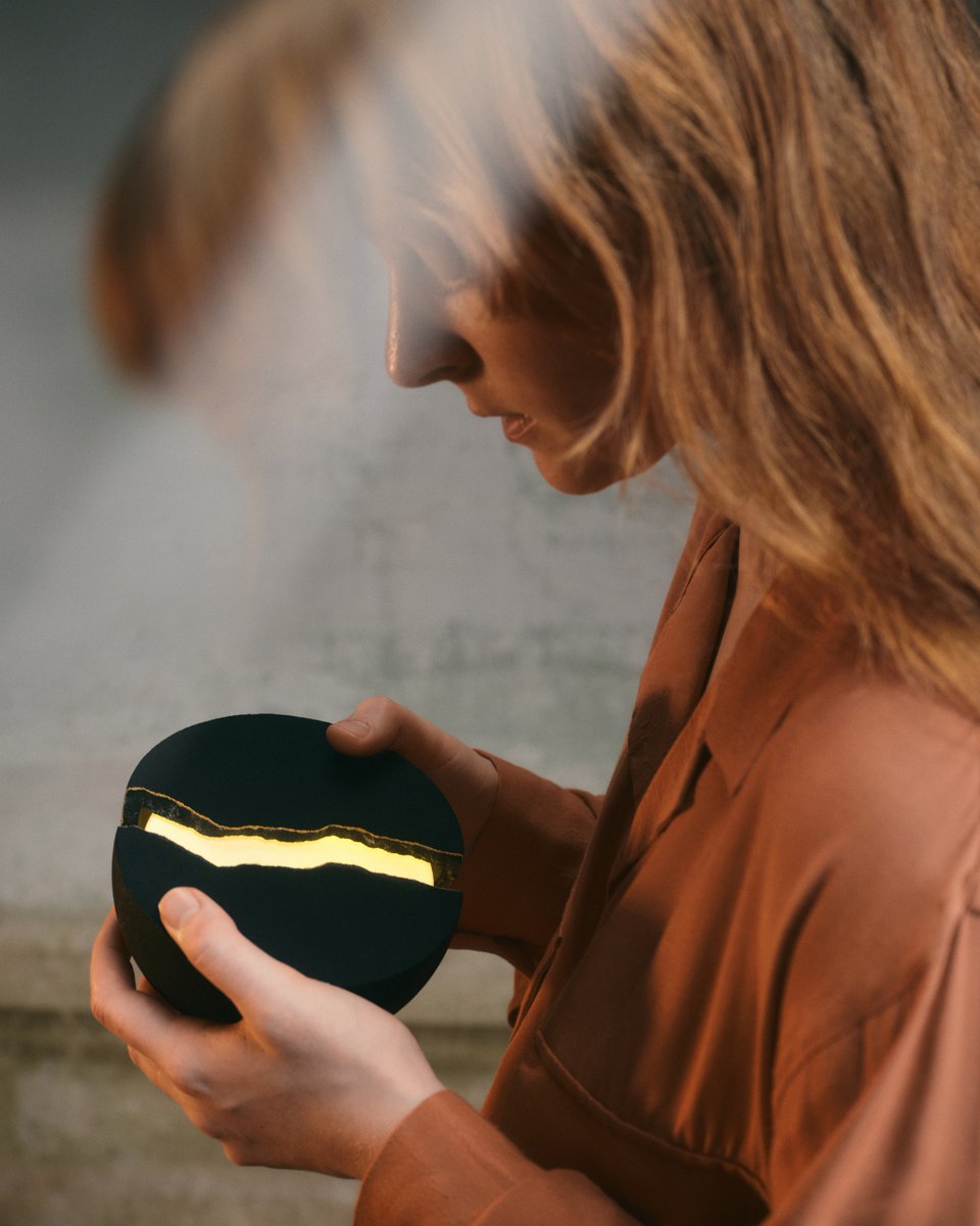 Like a modern take on kintsugi, Teno transforms from an elegant sculpture into an experience of sound and light with a simple gesture.

#hellolumio #lumio #teno #speaker
