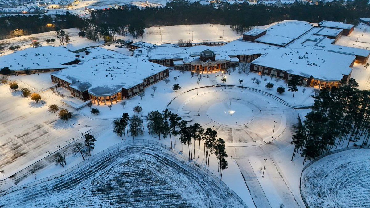 Share your ❄️☃️❄️ pics with us! What a cool shot of <a href="/HumbleISD_AHS/">The Atascocita HS</a>! 
📸 cred: David Bowman