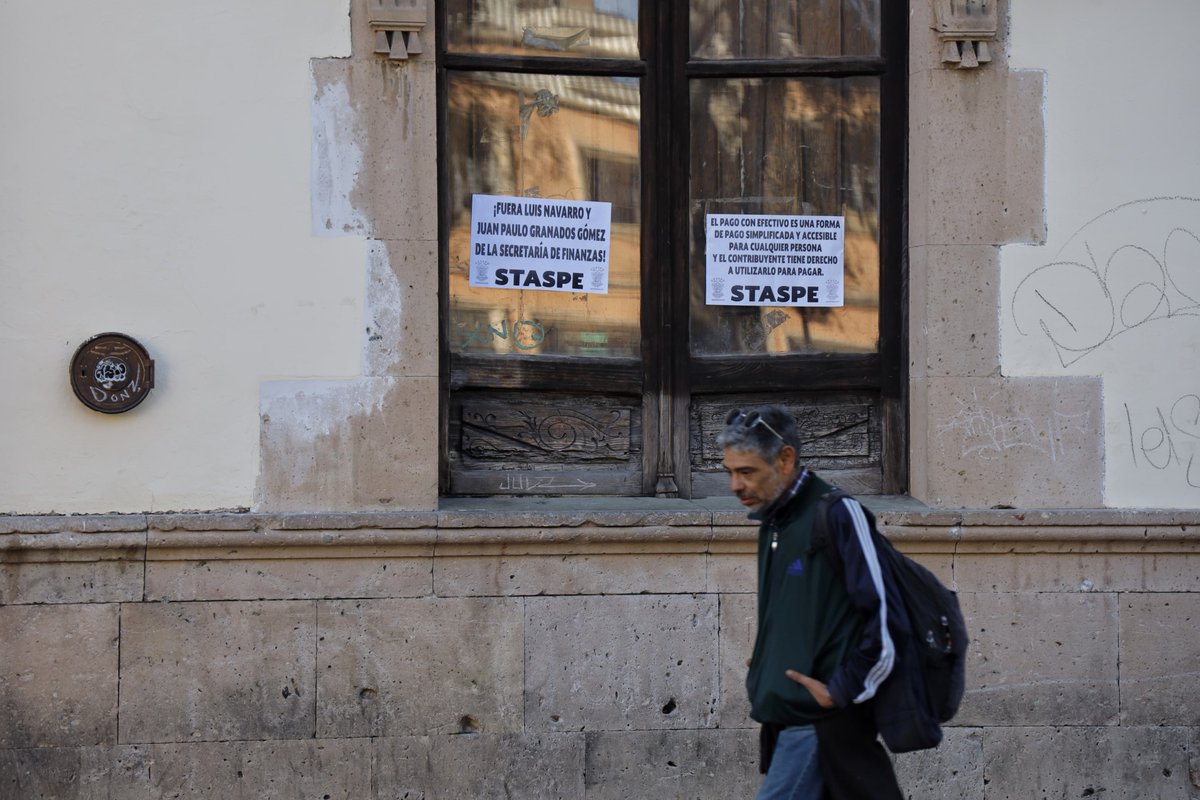 soldemorelia's tweet image. 💸💰💳 ¡No más pagos en efectivo en oficinas de rentas!

Los trabajadores del #STASPE colocaron una lona en las oficinas de #rentas, ubicadas frente a la plaza Capuchinas, donde señalan que el gobierno del estado afecta a la ciudadanía.

Foto: Fernando Maldonado | El Sol Morelia