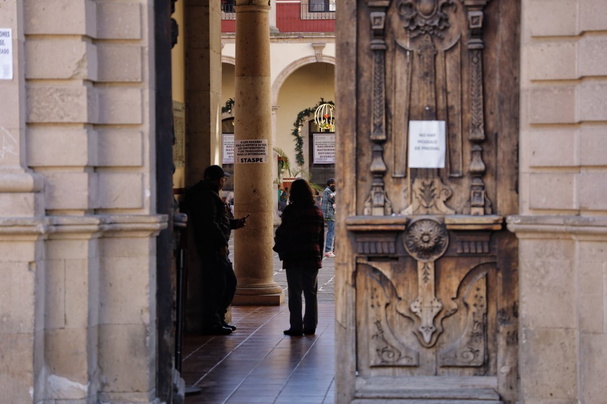 soldemorelia's tweet image. 💸💰💳 ¡No más pagos en efectivo en oficinas de rentas!

Los trabajadores del #STASPE colocaron una lona en las oficinas de #rentas, ubicadas frente a la plaza Capuchinas, donde señalan que el gobierno del estado afecta a la ciudadanía.

Foto: Fernando Maldonado | El Sol Morelia