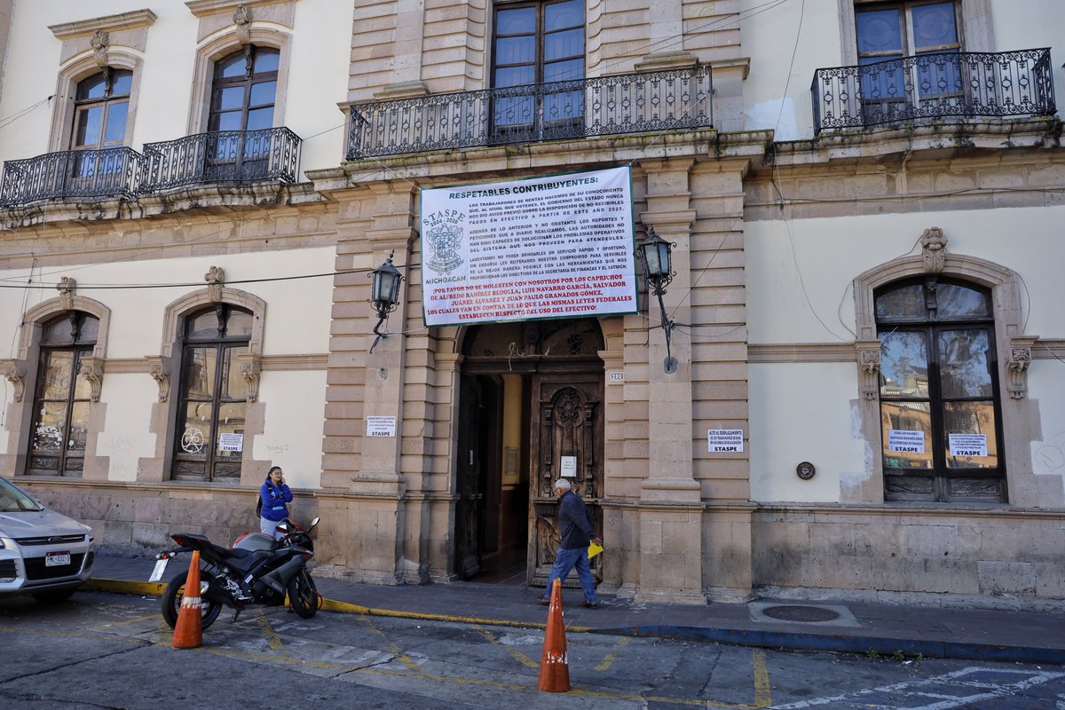 soldemorelia's tweet image. 💸💰💳 ¡No más pagos en efectivo en oficinas de rentas!

Los trabajadores del #STASPE colocaron una lona en las oficinas de #rentas, ubicadas frente a la plaza Capuchinas, donde señalan que el gobierno del estado afecta a la ciudadanía.

Foto: Fernando Maldonado | El Sol Morelia