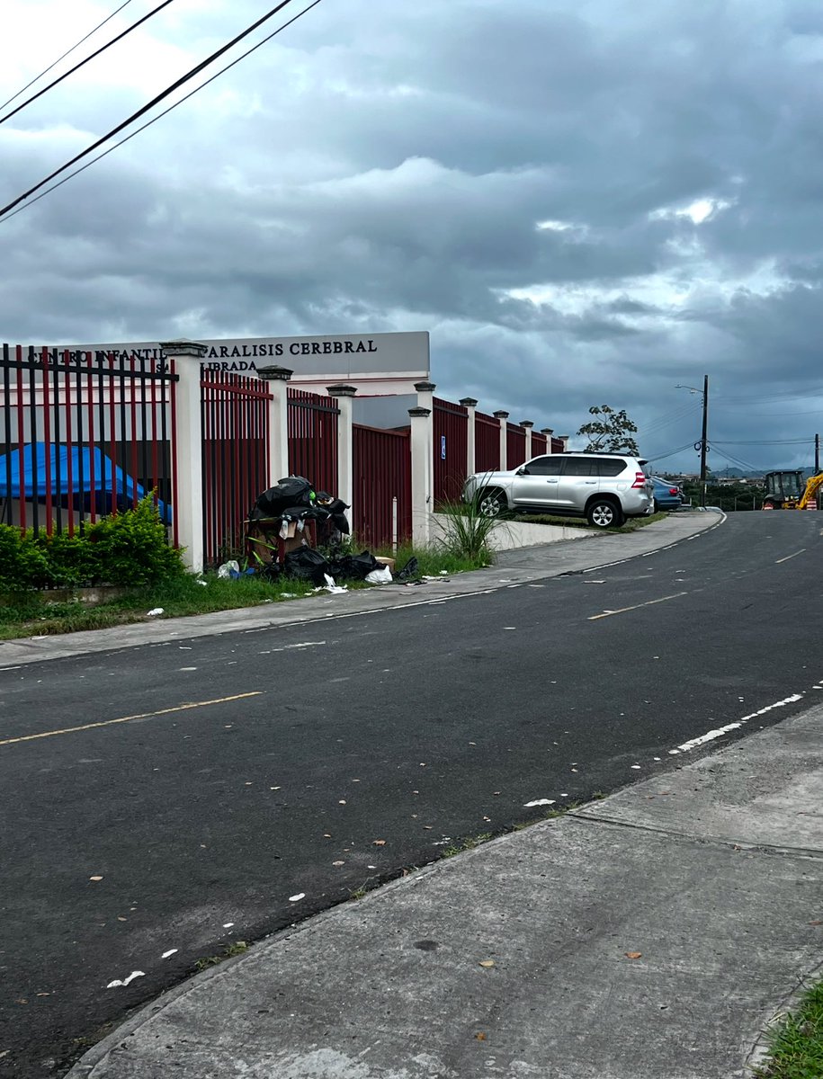 RodrigoSalado's tweet photo. Señora Alcaldesa este centro de paralisis cerebral en Santa Librada coloco esta tinaquera de basura para que depositen basura personas de otros sectores y los administradores del centro no toman medidas al respecto.
Su apoyo por favor. @IrmaHerandez 
@MeducaPma , @IPHEinclusivo https://t.co/WidO8SmHga