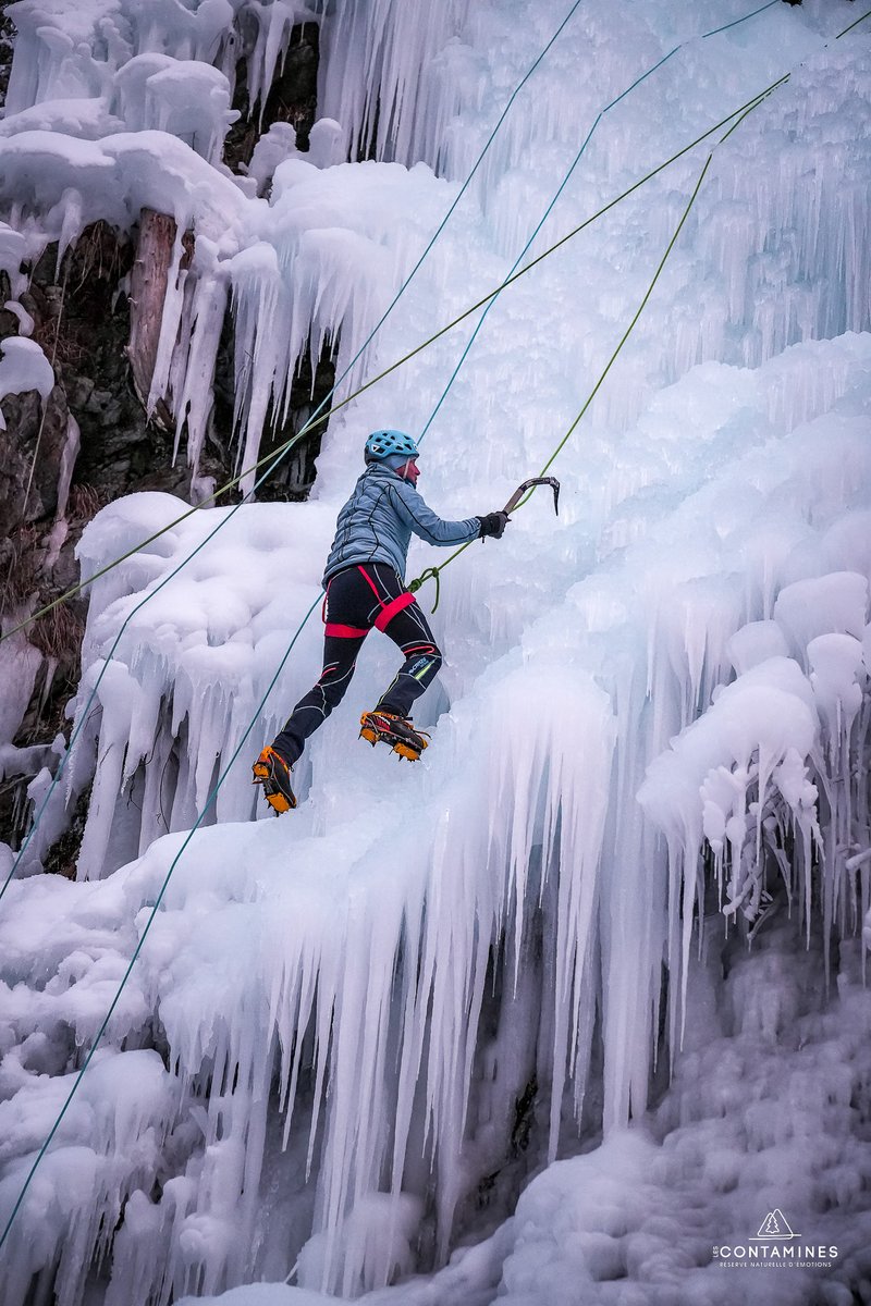 😎 Parmi les nombreuses activités proposées aux Contamines, la cascade de glace est sûrement l’une des plus insolites (et impressionnantes on vous l’accorde).  

👉 Infos et réservations sur guides-mont-blanc.com