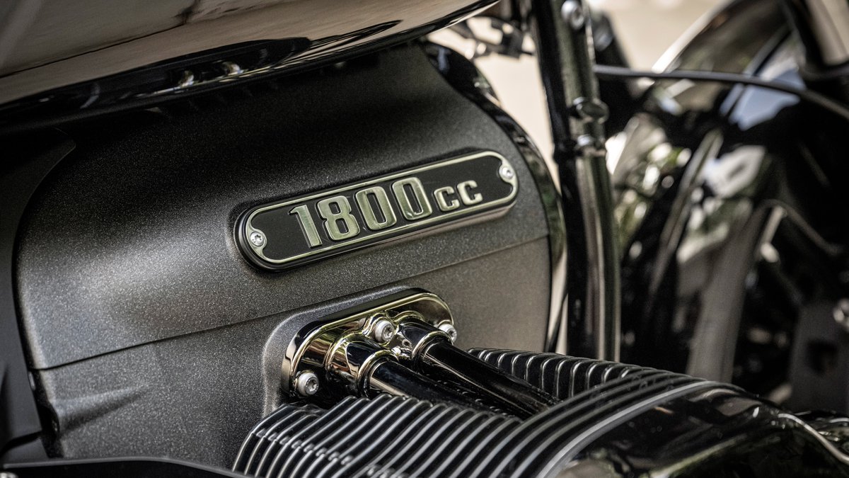 BMWMotorrad's tweet photo. With our new #BMWR18 models, classic design lines meet modern components — yet the Big Boxer remains in the centre. 😍
Learn more:https://t.co/tgV2Q5hoXc
#MakeLifeARide #R18Classic #R18B #Soulfuel #BMWMotorrad https://t.co/fwm0gIZiQG