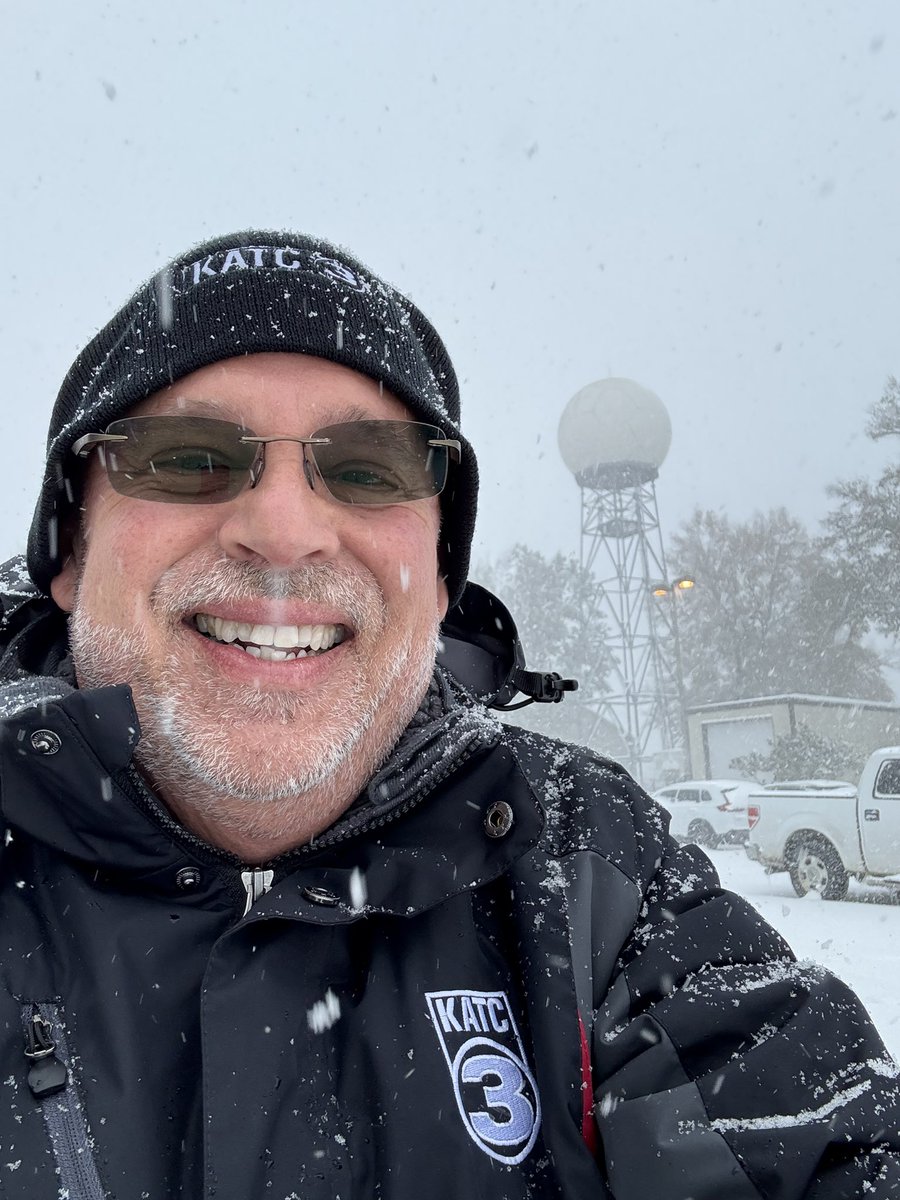 robperillo's tweet photo. 7” measured at KATC so far…some big flakes mixed in with currently moderate snow! #lawx https://t.co/wKipYY4Li5