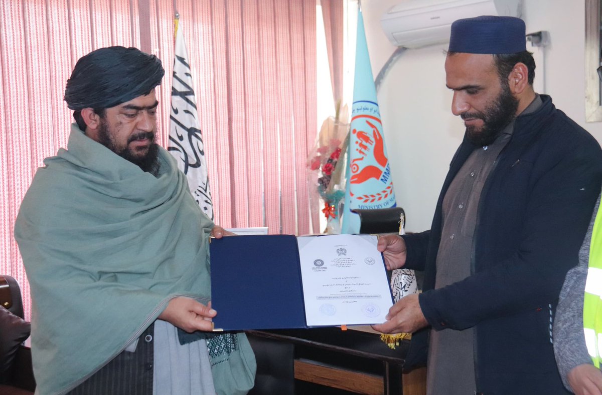 وقعت مذكرتا تفاهم بقيمة (97) مليون أفغاني بين وزارة شؤون الشهداء والمعاقين وموسسۃ (HHRD) الدولية، وبموجبها سيتم تقديم المساعدات لـ (43260) يتيما وأرملة ومعاقا في ولايات كابل، ننجرهار، لغمان، كنر، تخار، غور وبروان.