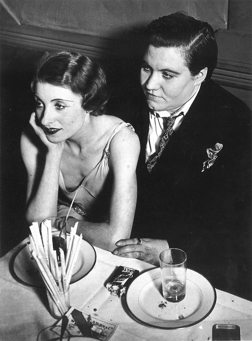 kayonlinenowx's tweet photo. 13. Lesbian Couple At Le Monocle, Paris, 1932 https://t.co/Xx9jMpOgt2