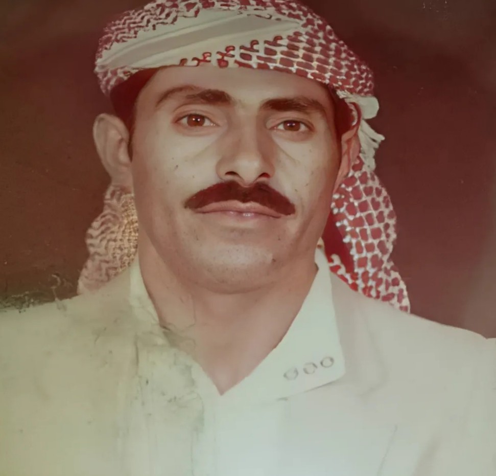 SamAbuosbaa's tweet photo. رحم الله أبي الذي غادرنا في لحظة من الزمن الكسيف. لا نملك في هذا المصاب الجلل غير رحمة الله الواسعة ومواساة وحب الناس لفقيدنا، وما تركه من سيرة طيبة بينهم.
هذا الرحيل الذي يعجز القلب عن احتماله، نجد عزاءنا في دعواتكم، وفي الكلمات التي وصلتنا من كل قلب صاد��، وفي المحبة التي ١/٣ https://t.co/1zBl28Dts4