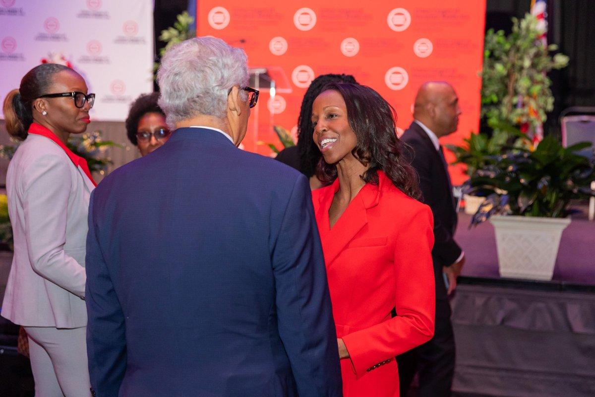 If you didn’t know Dr. Sarah Lewis, you do now. Her insights on the power of words and imagery challenge us to rethink the stories shaping our lives. Learn more in her groundbreaking book, The Unseen Truth. 

Purchase: hup.harvard.edu/books/97806742…
Event Recap: ulhr.org/mlk-awards/