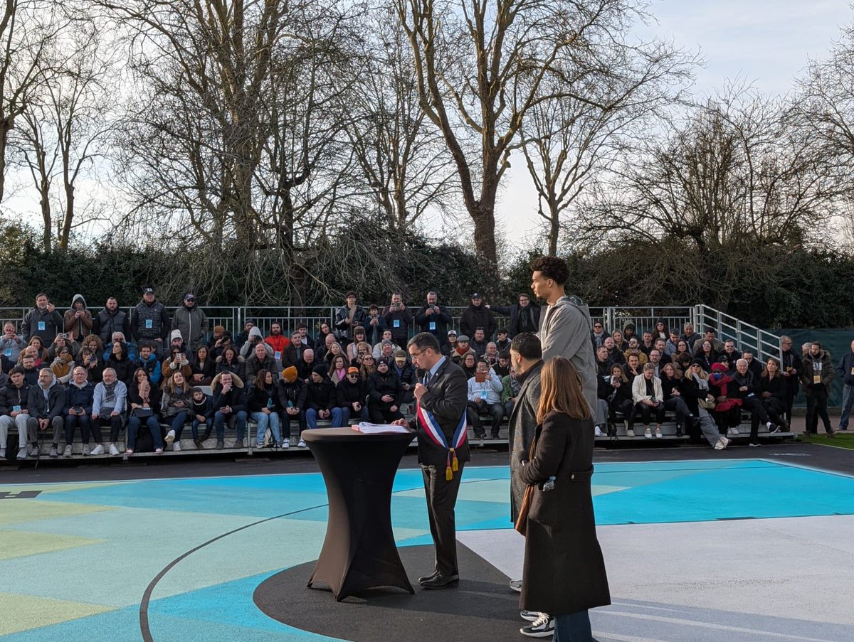 pierre_bedier's tweet photo. Victor Wembanyama est venu inaugurer dans sa ville natale du Chesnay-Rocquencourt deux nouveaux terrains de basket. Un moment de partage magique avec les jeunes chesnaycourtois ! Une fierté pour les Yvelines. 🏀 https://t.co/lLtJQ6jIxG