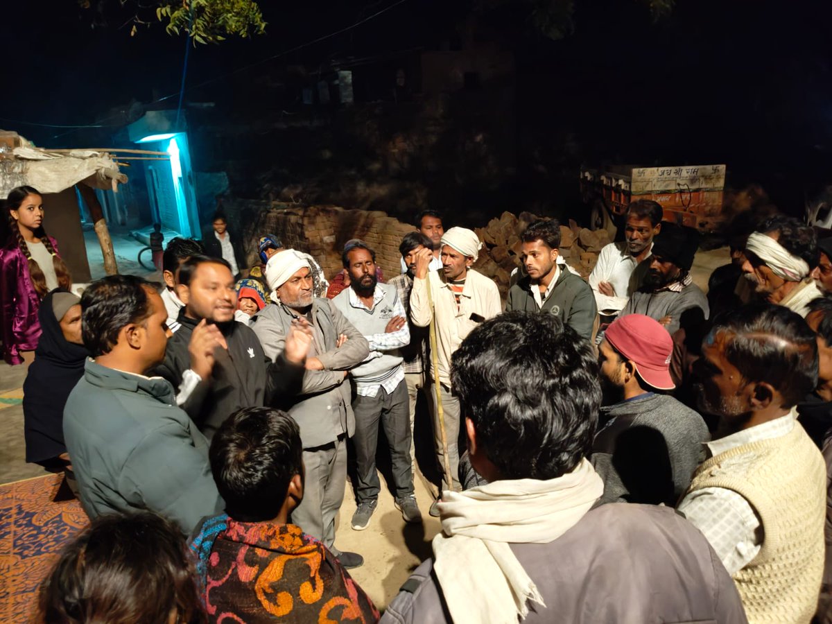 LokendrVermaiyc's tweet photo. 27 तारीख को होने वाले ऐतिहासिक आयोजन की  तैयारी कों लेकर युवा कांग्रेस के छतरपुर विधानसभा के अध्यछ पुष्पेंद्र कुशवाहा जी के साथ जिलाध्यछ लोकेन्द्र वर्मा जी ने आज छतरपुर विधानसभा के ग्राम गुरैया एवं हमा में सम्पर्क कर लोगों से चलने की अपील की।।
@RahulGandhi
#चलो_महू
#संविधान #Mhow https://t.co/c1NVal9Aak