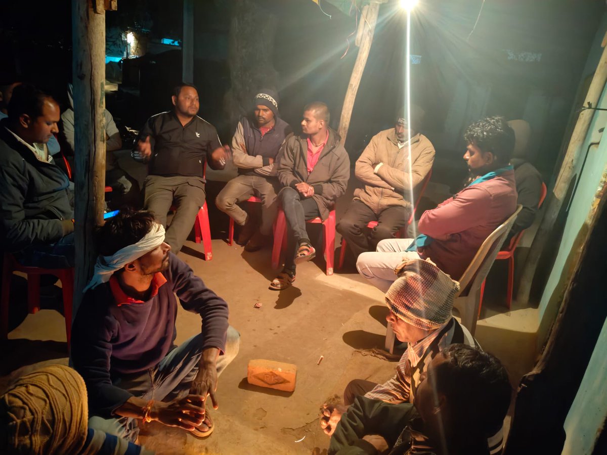 LokendrVermaiyc's tweet photo. 27 तारीख को होने वाले ऐतिहासिक आयोजन की  तैयारी कों लेकर युवा कांग्रेस के छतरपुर विधानसभा के अध्यछ पुष्पेंद्र कुशवाहा जी के साथ जिलाध्यछ लोकेन्द्र वर्मा जी ने आज छतरपुर विधानसभा के ग्राम गुरैया एवं हमा में सम्पर्क कर लोगों से चलने की अपील की।।
@RahulGandhi
#चलो_महू
#संविधान #Mhow https://t.co/c1NVal9Aak