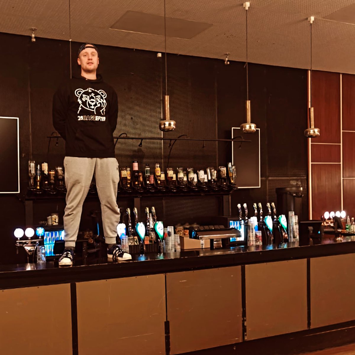 Mit næste album hedder 28 DAGE EFTER, og vi har et lille oplag hoodies (kun 40 styk) med på lørdag i merchboden! Den perfekte påklædning til lange gåture på stranden, tinder-dates, aftenskole eller tilberedningen af chili con carne ✌️ Hold nu KÆFT hvor jeg glæder mig til Vega!