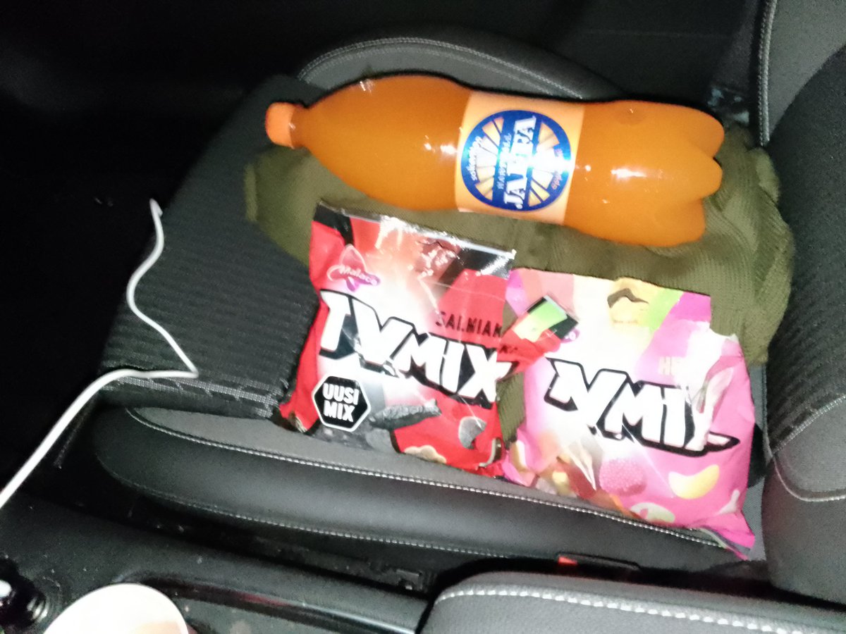 Make_Suomi's tweet photo. Autoilla ei voi jos ei ole "varusteet" kunnossa! 😋
#tvmix #jaffa https://t.co/MU98BghUuU