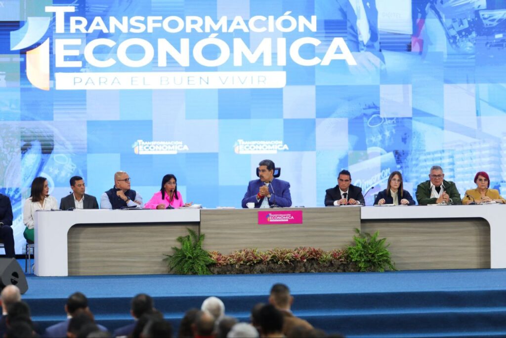 NoticiasPsuv_'s tweet photo. Transformación Económica para el Buen Vivir en cifras.

MPPIPN.-  El presidente de la República, Nicolás Maduro Moros, encabezó este lunes 20 de enero la instalación de la primera jornada de trabajo del Consejo Nacional de Economía Productiva del año 2025, “Transformación Económica para el Buen Vivir”, en el Centro de Convenciones del Parque Simón Bolívar, en Caracas.

Este evento tuvo como objetivo resaltar las potencialidades del país en sectores vitales para la economía nacional y de los empresarios que siguen apostando por el desarrollo productivo de Venezuela.

El jefe de Estado enfatizó que este espacio de “Transformación Económica para el Buen Vivir” brinda una plataforma única para empresarios nacionales y extranjeros interesados en aprovechar las capacidades productivas, el talento de la clase obrera y las materias primas disponibles en el país, ofreciendo una oportunidad de inversión única en la región.

En este sentido, informó que la industria venezolana ha logrado ascender a casi el 45 % de su funcionamiento, pero prevé, a finales de año, superar el 70 % de las capacidades productivas de los sectores clave del país. 

“Si este año logramos dar el salto de recuperación plena de la capacidad instalada en manos del Estado, a nivel industrial, podremos lograr la meta de ir tocando la frontera de un parque industrial cercano al 70 % de funcionamiento”, atestiguó el jefe de Estado.

Para eso, instruyó al ministro de Industrias y Producción Nacional y presidente del Centro Internacional de Inversión Productiva (CIIP), Alex Saab, a aumentar la producción nacional a través de alianzas estratégicas con empresarios nacionales y extranjeros.

El jefe de Estado anunció la firma de varios decretos para proteger e impulsar al empresariado venezolano, la banca, las exportaciones y con todos los sectores de la economía, en aras de promover un mercado interno robusto y sustentable.

Dentro de esa nueva dinámica económica, el mandatario aseguró que, actualmente han surgido 19 mil nuevas marcas en el país. “Venezuela ya tiene la capacidad de maquinaría y disposición para caminar con sus propios pies al camino de la economía del siglo XXI”.

Durante la actividad, el presidente Maduro detalló que la industria petrolera en promedio ha producido un millón 57 mil barriles diarios de petróleo durante el mes de enero y que se prevé llegar a un millón 500 mil barriles diarios a finales de año.

Por su parte, la ministra para el Comercio Exterior, Coromoto Godoy, reiteró que, durante el año 2024, a pesar de sanciones ilegales, se logró un incremento del 71 % de las exportaciones. También, el ministro de Pesca y Acuicultura, Juan Carlos Loyo, celebró que las exportaciones de estos rubros crecieron 15 %, llegando a 33 destinos internacionales.

El ministro del Poder Popular para la Alimentación, M/G Carlos Leal Tellería, elogió que la red de distribución de alimentos alcanzó una cifra de 680 mil toneladas de distribución mensuales, marcando un hito en este sector.

Finalmente, el presidente Maduro informó que recientemente el Banco Central de Venezuela (BCV) publicó que el Producto Interno Bruto (PIB) en 2024 superó el 9 %. A su juicio, esto ha permitido recuperar las capacidades productivas del país y continuar con el desarrollo del aparato productivo nacional tras 14 trimestres consecutivos de crecimiento económico.

@NicolasMaduro @delcyrodriguezv @ViceVenezuela @MPPIPNVEN @PresidencialVen @VTVcanal8 @Mippcivzla