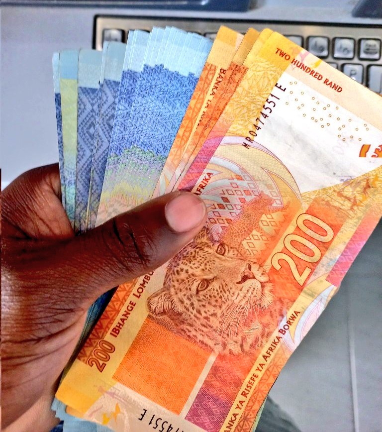 Retweet my pinned post and Stand a Chance to Win R30 Voucher🎉🍾🎉🤲🍏🤲