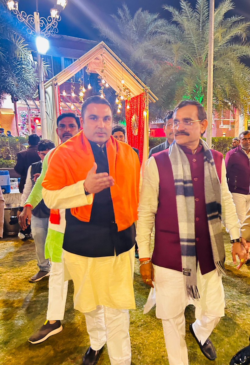 आज, ग्वालियर में भारतीय जनता पार्टी के यशस्वी प्रदेश अध्यक्ष श्री <a href="/vdsharmabjp/">VD Sharma</a> जी की भतीजी के विवाह समारोह में सम्मिलित होकर नवदंपति को सुखमय जीवन की शुभकामनाएँ दी ।

इसी मौके पर माननीय मुख्यमंत्री श्री <a href="/DrMohanYadav51/">Dr Mohan Yadav</a> जी का आशीर्वाद प्राप्त किया ।

#Siddharth_Tiwari_Raj