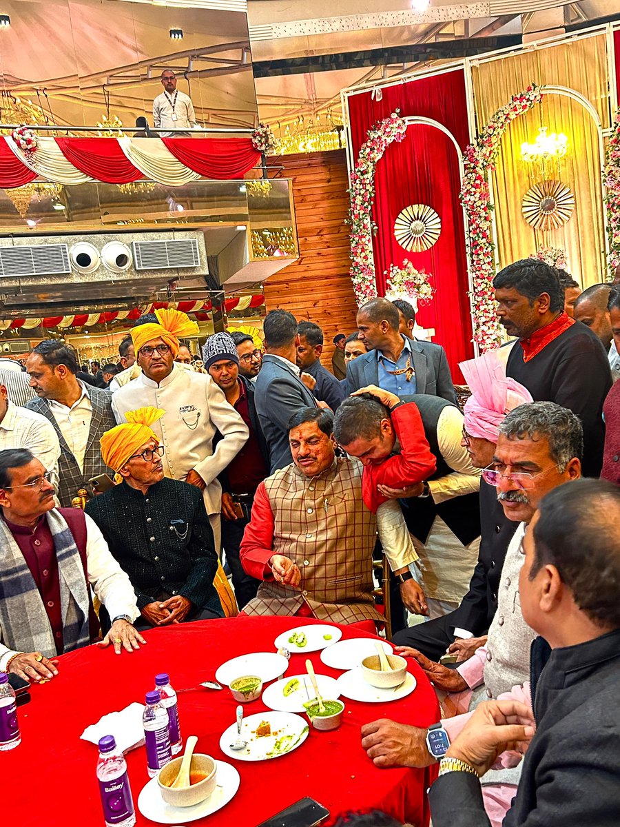 Siddh_vindhya's tweet photo. आज, ग्वालियर में भारतीय जनता पार्टी के यशस्वी प्रदेश अध्यक्ष श्री @vdsharmabjp जी की भतीजी के विवाह समारोह में सम्मिलित होकर नवदंपति को सुखमय जीवन की शुभकामनाएँ दी ।

इसी मौके पर माननीय मुख्यमंत्री श्री @DrMohanYadav51 जी का आशीर्वाद प्राप्त किया ।

#Siddharth_Tiwari_Raj https://t.co/mFkriT5Pgi