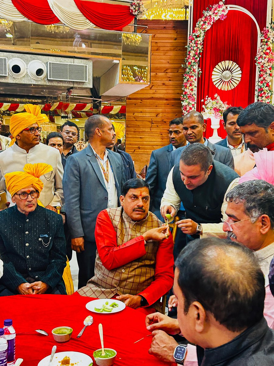 Siddh_vindhya's tweet photo. आज, ग्वालियर में भारतीय जनता पार्टी के यशस्वी प्रदेश अध्यक्ष श्री @vdsharmabjp जी की भतीजी के विवाह समारोह में सम्मिलित होकर नवदंपति को सुखमय जीवन की शुभकामनाएँ दी ।

इसी मौके पर माननीय मुख्यमंत्री श्री @DrMohanYadav51 जी का आशीर्वाद प्राप्त किया ।

#Siddharth_Tiwari_Raj https://t.co/mFkriT5Pgi