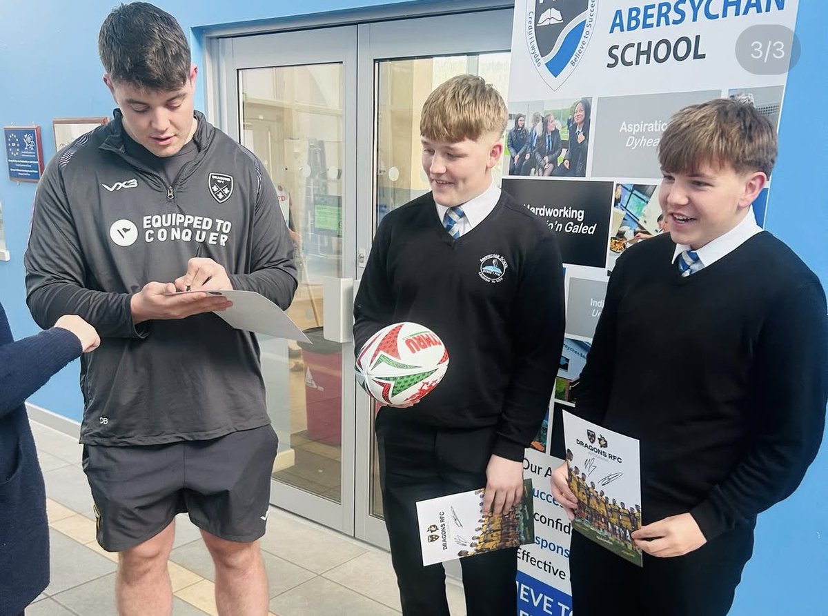 🏉 A Huge Thank You! 🏉
A massive thank you to <a href="/dragonsrfc/">Dragons RFC 🐉</a> players Ben Carter and Oli Burrows, and <a href="/melin/">melin</a>.homes, for visiting our school today and gifting us 25 tickets to the Dragons game this weekend, along with a match ball! 🙌 #abersport
