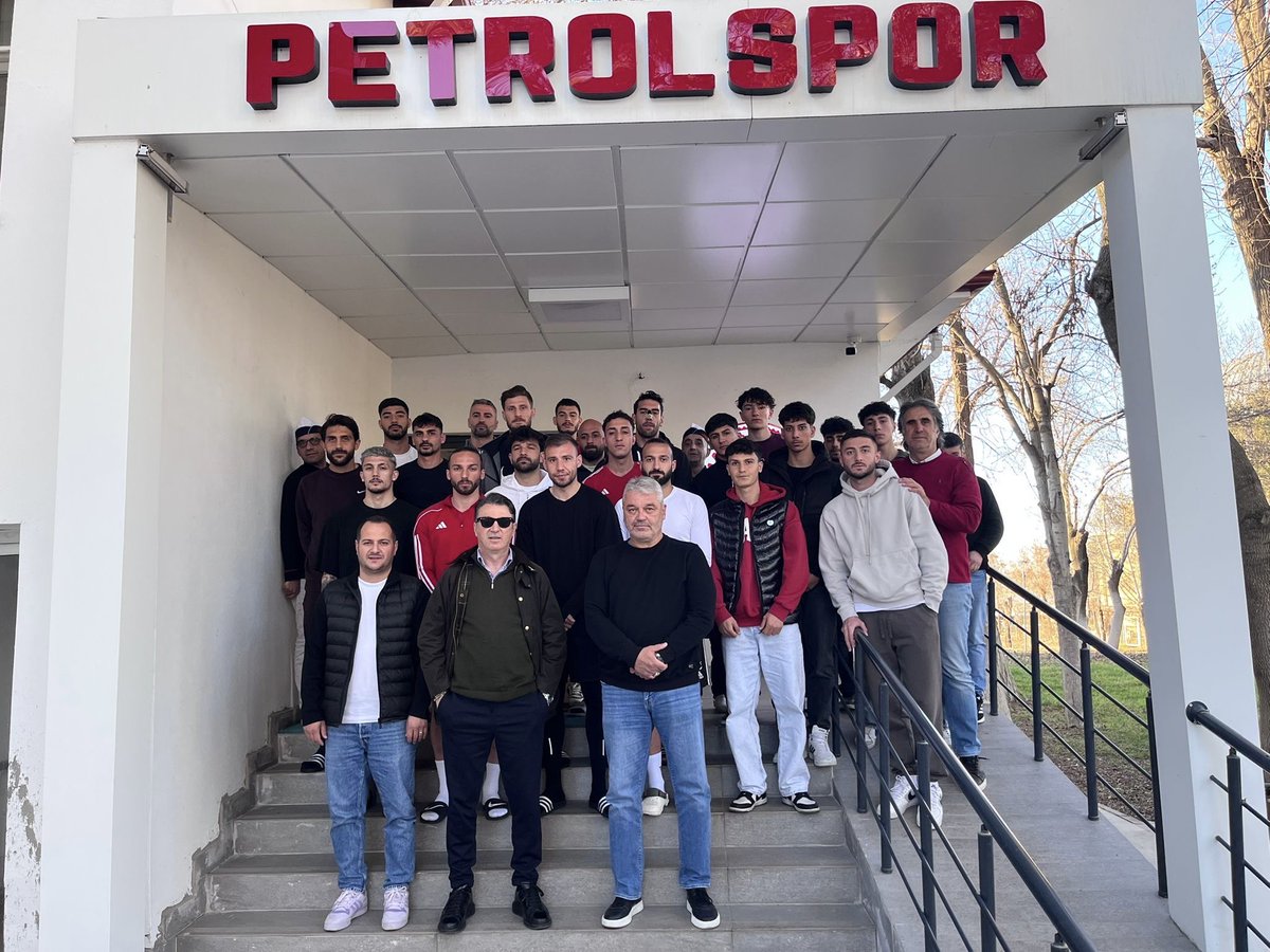 senolfidan66's tweet photo. Kamuoyuna…

Ligin 18. haftasında 39 puanla 2. sırada bulunan Batman Petrolspor teknik direktörlüğü görevimden dün itibarıyla
ayrılmış bulunuyorum.

Bana destek veren Nasıroğlu ailesine ve yönetime, futbolculara, kulüp personeline, taraftarlara ve Batman medyasına teşekkür ederim https://t.co/bBKyjSpKZo