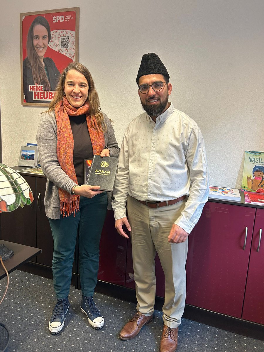 Imam und Theologe der <a href="/ahmadiyyade/">Islam — Ahmadiyya DE</a>, Mohammad Luqman Shahid (<a href="/luqmanula/">Mohammed Luqman Shahid</a>), hat für die <a href="/muslimeaugsburg/">Ahmadiyya Muslim Jamaat Augsburg</a> die Bundestagsabgeordnete Heike Heubach (SPD) zu einem Austausch getroffen.